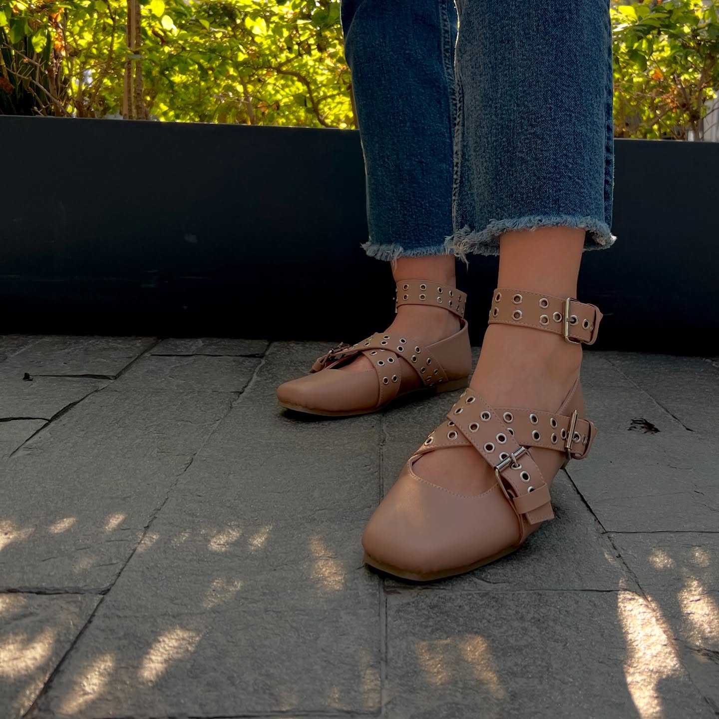 zapatilla piso nude con broches